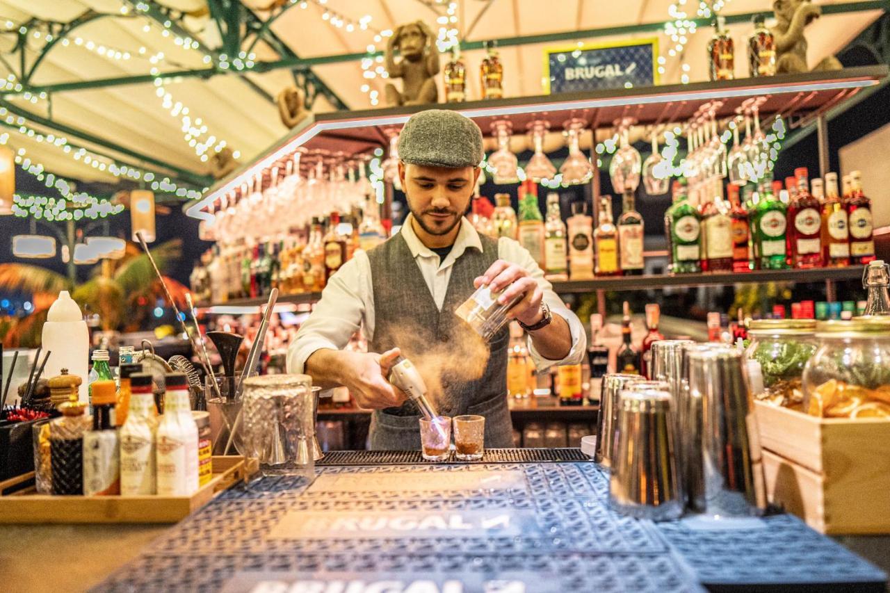 Hotel Lobby Севілья Екстер'єр фото A bartender at work