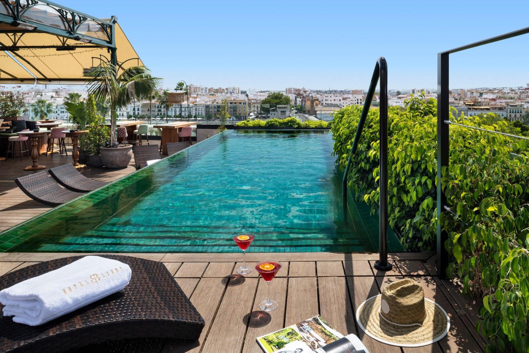 Hotel Lobby Севілья Екстер'єр фото Rooftop pool