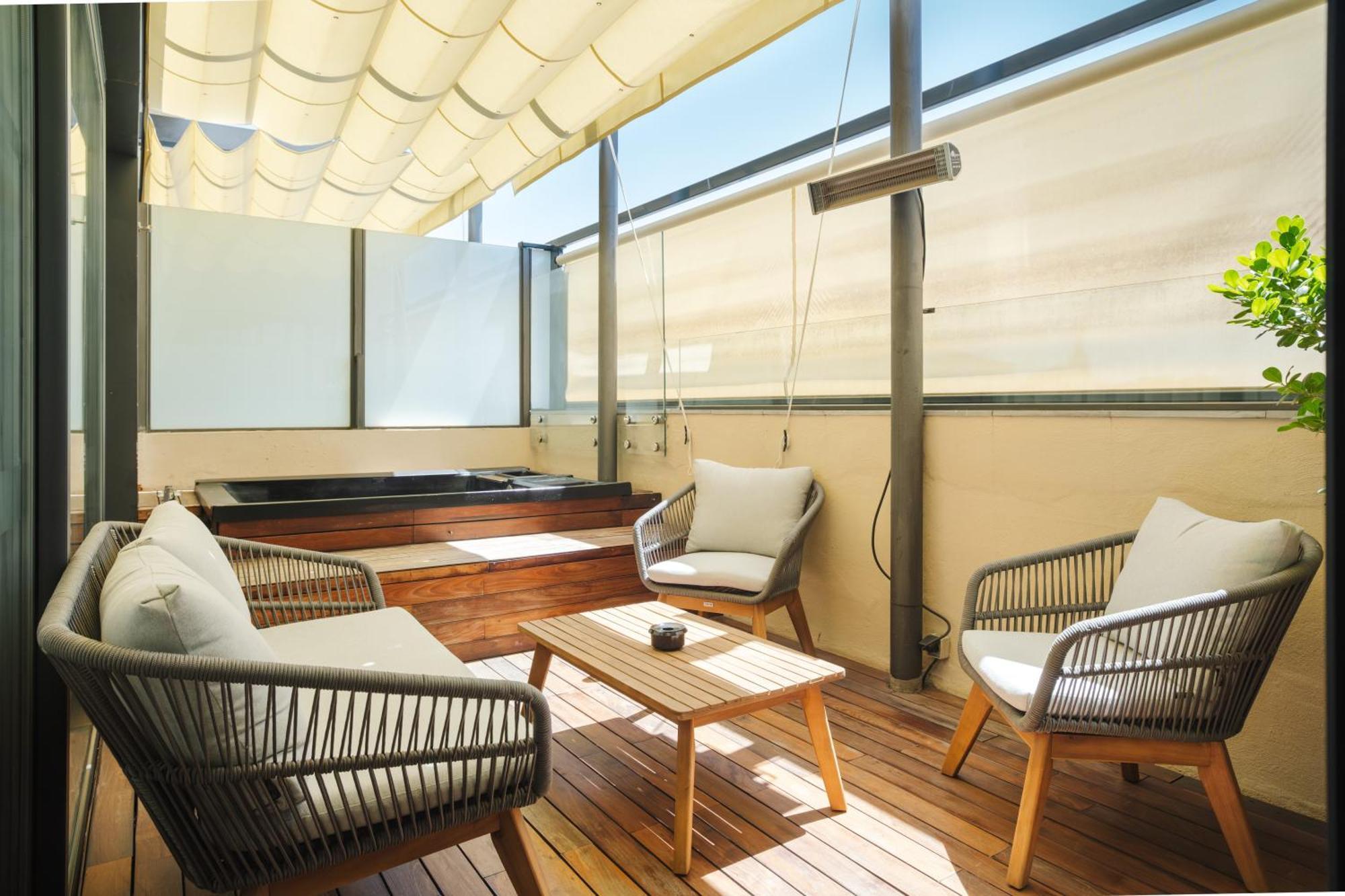 Hotel Lobby Севілья Екстер'єр фото A balcony with a retractable awning