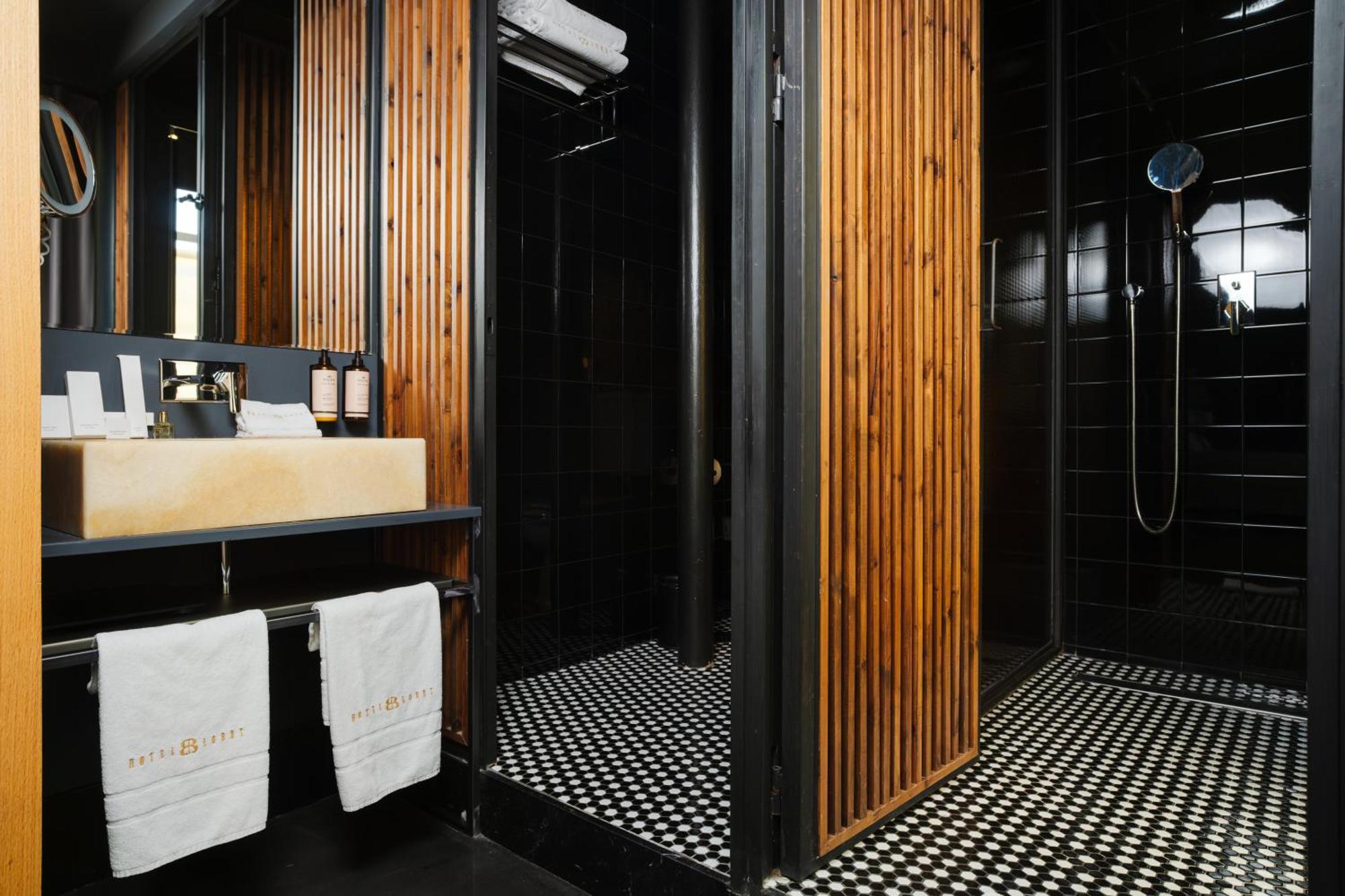 Hotel Lobby Севілья Екстер'єр фото Bathroom